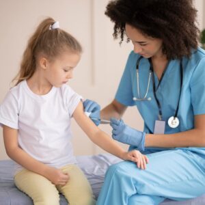 Cuidando da Saúde Infantil: Projetos Abrangentes da Helping Hand